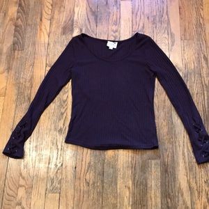 EUC LA hearts. Fitted ribbed top with lace sleeves